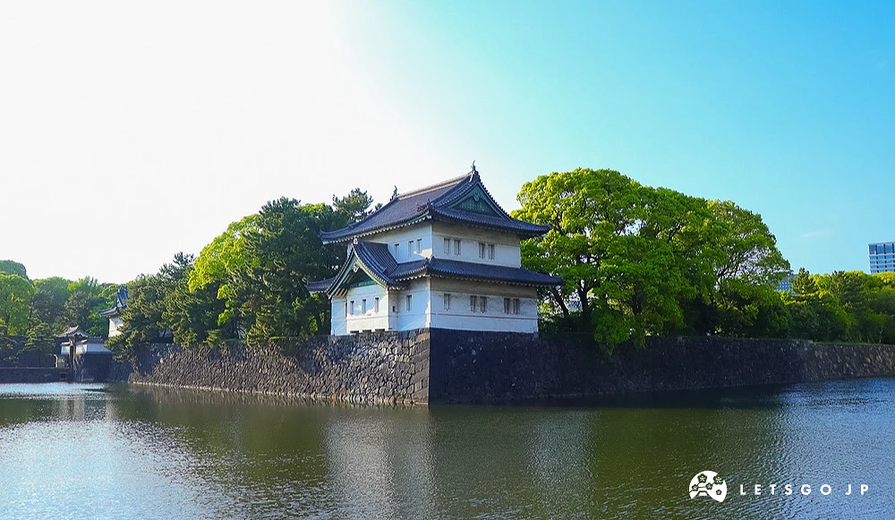 皇居護城河景觀,石造城牆上矗立著白色江戶風格的隅櫓建築。